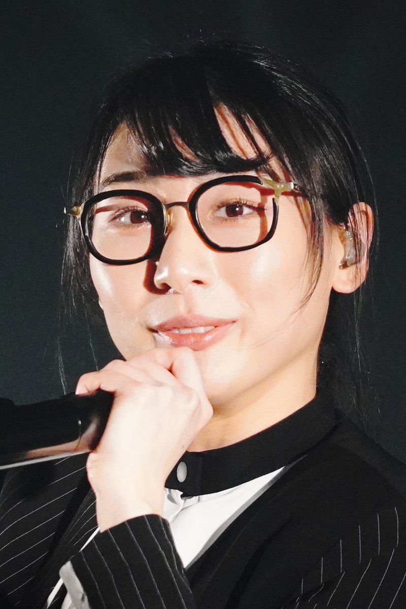 Jimasan_84's tweet photo. アッちゃん今週も始まったね🎶

そして新しい一年もスタート✨️
今年の目標「テレビのレギュラー番組を持つ」が叶うように日々頑張ってね🔥

今日もハッピー＆ポジティブな一年で👓️💜

#メガネじまカメラ
#ハシヤスメ・アツコ https://t.co/m4r0KtVXkw