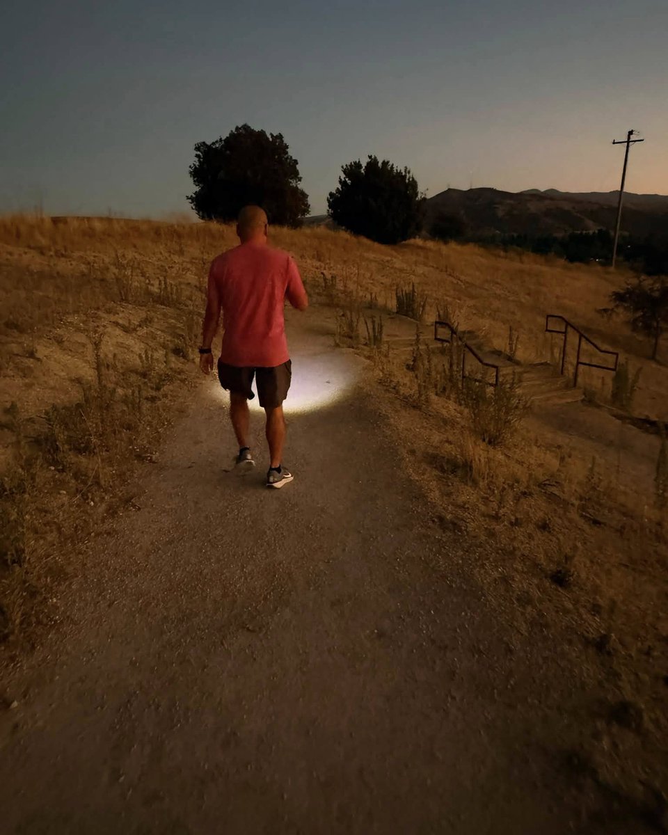 JeneKappelyv's tweet photo. Evening walk vibes! Armed with a flashlight and ready for the dark, with a few bonus silhouette shots along the way. https://t.co/IWEXHnAbfJ
