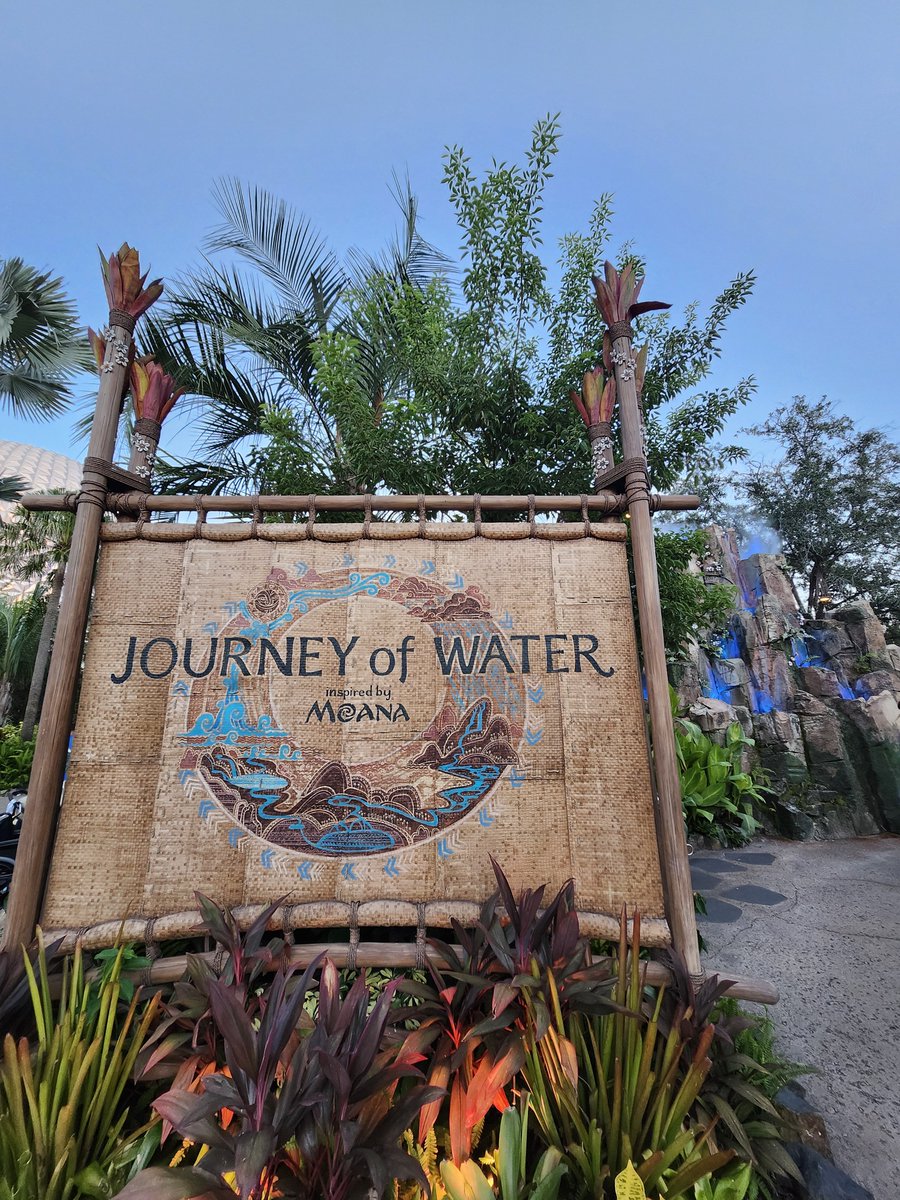 rankingthemouse's tweet photo. I will forever stand by that every theme park in the WORLD needs more elaborately themed walk-thrus. This is one of the best new attractions Disney has built in years &amp; I'm not hearing otherwise. No LLs, no queue, no downtime, no pretensions. Just simplicity &amp; beauty &amp; relaxation https://t.co/T3IgBJNDrh