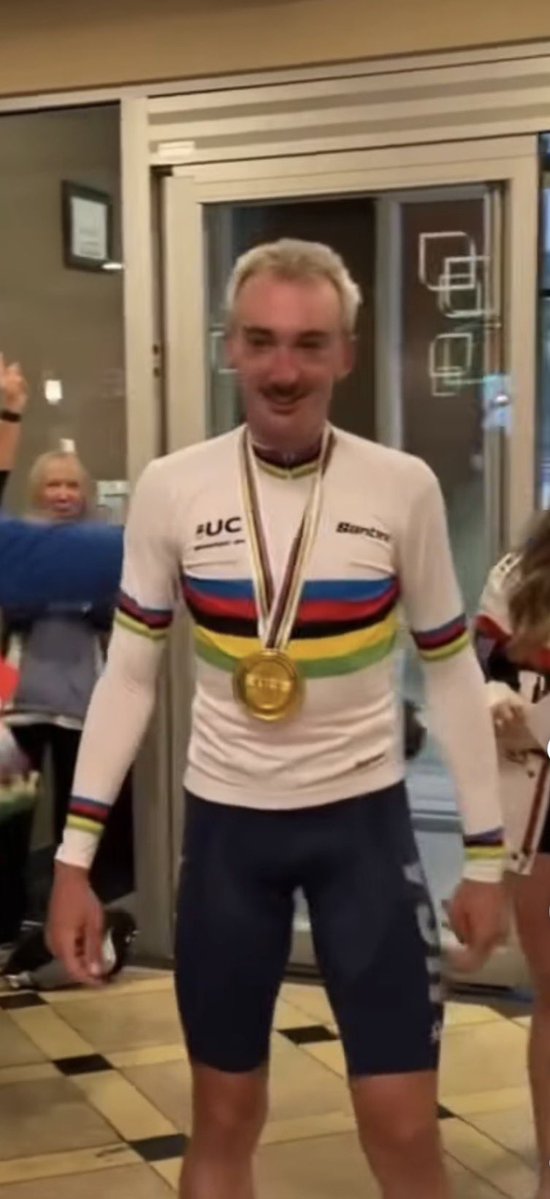 QuiVoitSein2's tweet photo. On sent bien qu’aucun maillot n’avait été préparé pour lui et pourquoi une taille S ?

#LesRp #Pogacar #BrandonMcNulty #Montreal https://t.co/lb9QmlEAua