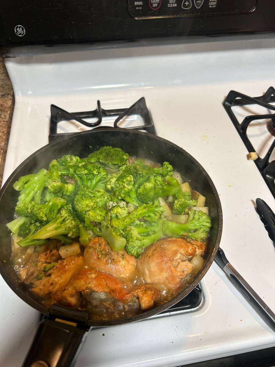 ObsidianBlkXXX's tweet photo. Kitchen operations locked down, studio space reorganized, and late-night creative fuel ready to go. Slow-braised chicken thighs and broccoli glazed straight out of the skillet, paired with an ice-cold can at the workstation.
#StudioVibes #HeavyweightMen #ObsidianBlack #PhillyCreator #BlackBull #BearTop