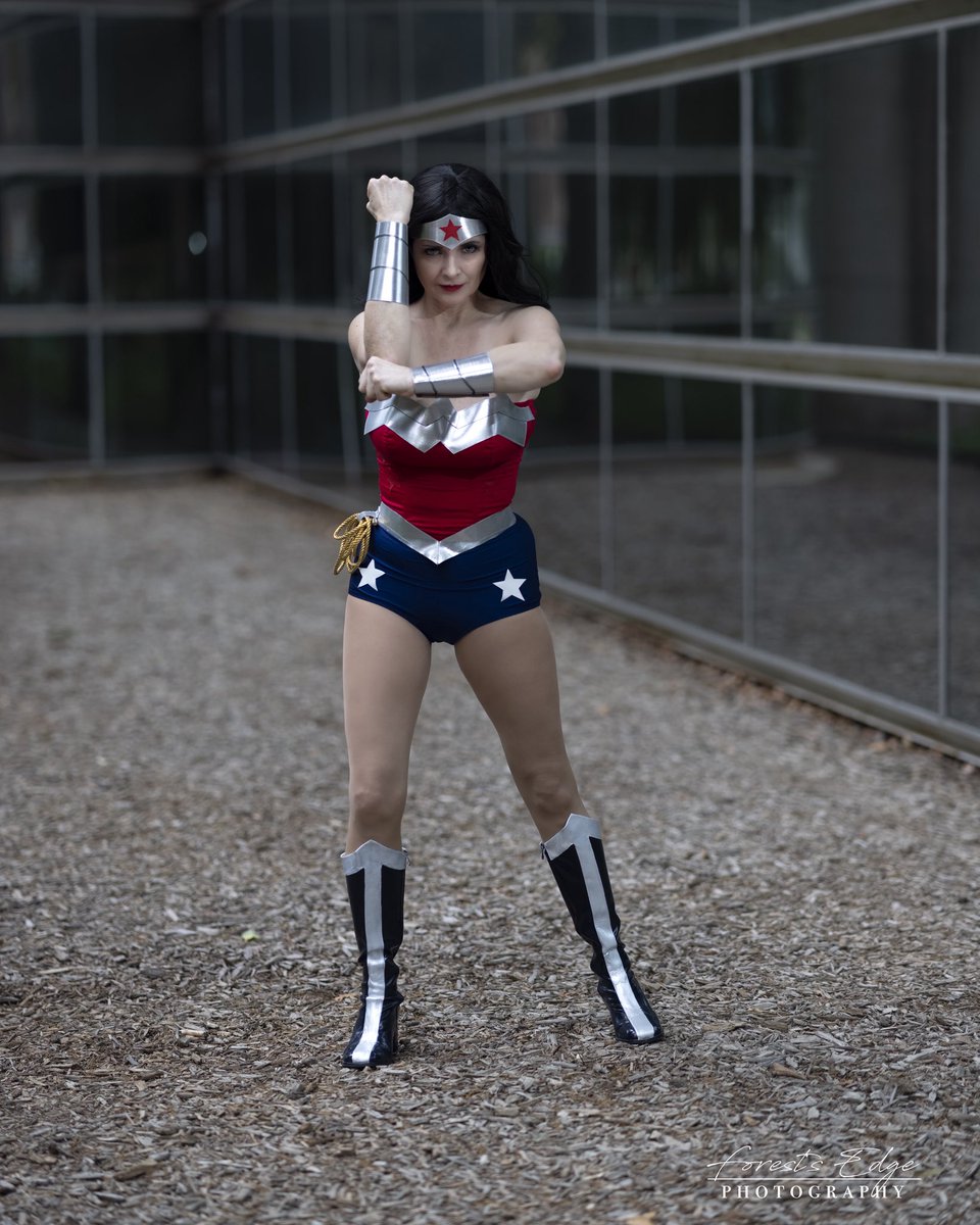 a2miwonderwoman's tweet photo. Happy Superhero Sunday! 💙🌟♥️
Cosplay by @marvel_dc_costumes
Makeup by @nyxcosmetics
Lashes by @ardellbeauty
Contacts by @uniqso — use code UNIQSOAMHC for a discount on your own!
#wonderwoman #annarborwonderwoman #new52wonderwoman #cosplay #new52 https://t.co/RtTWcG1WmE