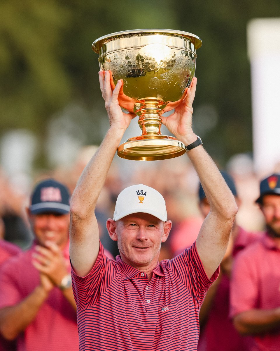 PresidentsCup's tweet photo. Lift it high, Captain! 🫡

#PresidentsCup | #USTeam https://t.co/oKajSBvOQ8