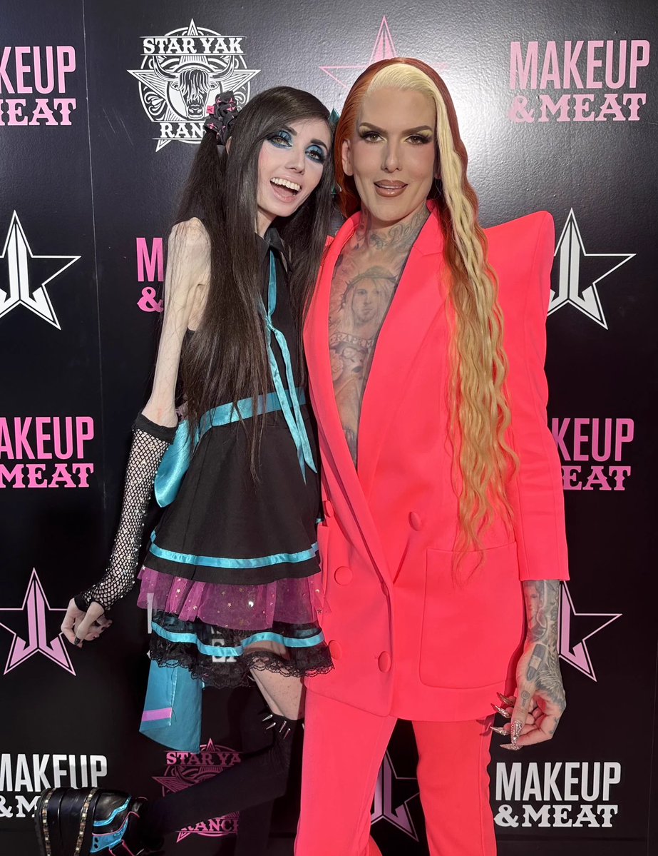 Spiritboxi's tweet photo. Ariana Grande and Pink Arrive at the #vmas https://t.co/SPb2BxmwlW