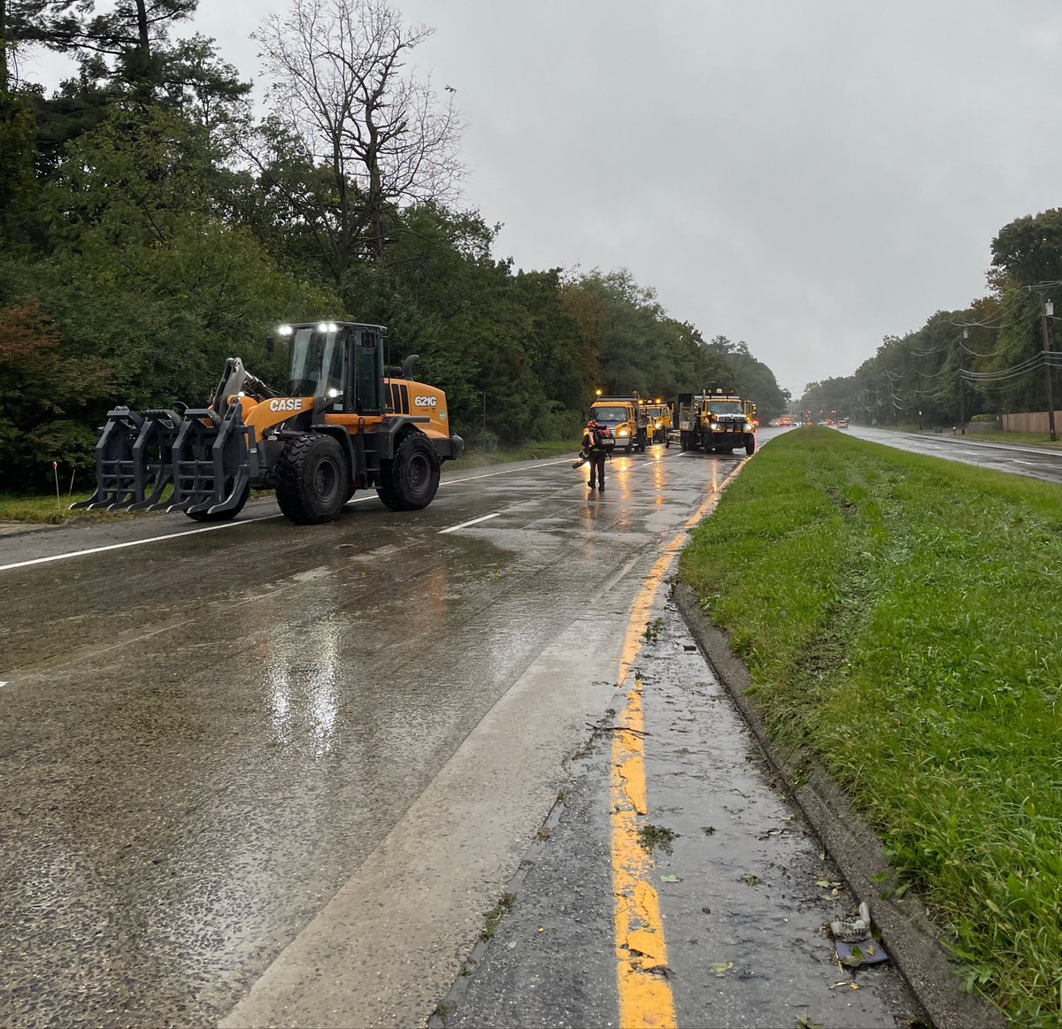 nysdotli's tweet photo. Remember that grapple we posted on Friday? Here it is in action.  It’s already removed debris from Route 231 while another worker clears the smaller stuff. https://t.co/X42PN0f0Yc