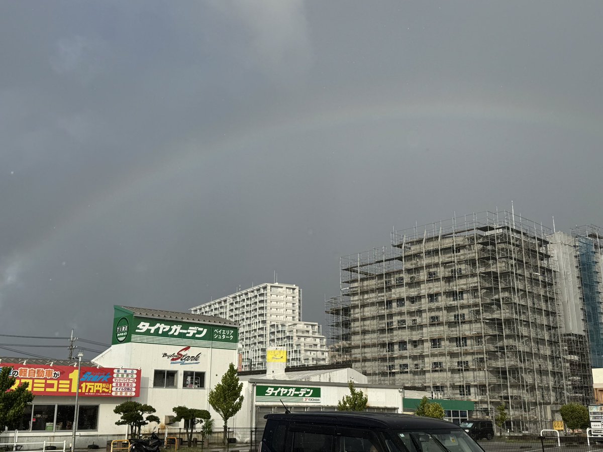 wkikuro's tweet photo. 今朝、伊平のバス停で中部病院に行くバスを待っていると、自宅マンションの上に虹が出ました🌈昨夕に続き連続でラッキーです✌️ https://t.co/aEEJ9hTZJA