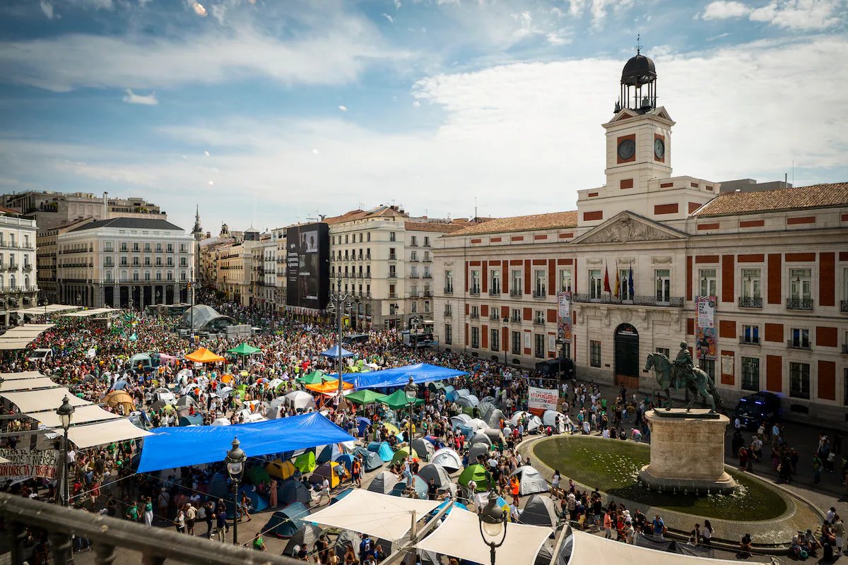 plario214541's tweet photo. Jajaja. Están montando un 15M contra  un Gobierno en el que están los del 15M . 
La izquierda de España  es un circo. https://t.co/eVSo9OCYN0