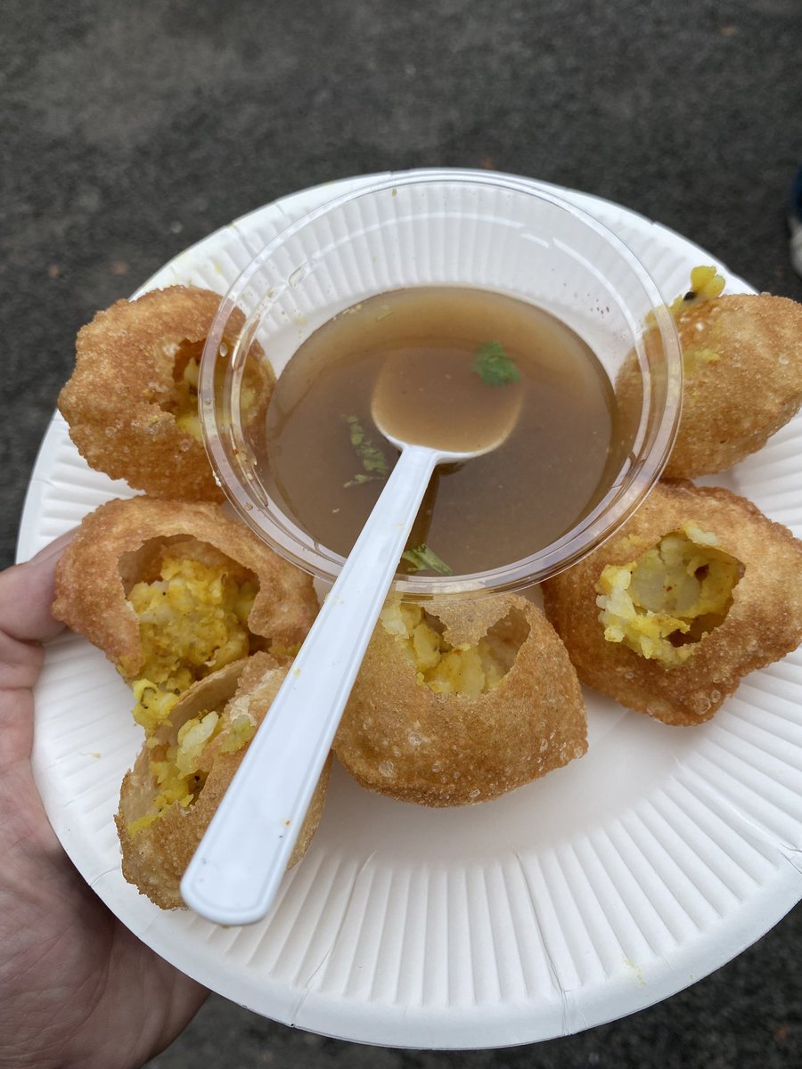 hideh06's tweet photo. さて…、インドフェスです❗️

代々木公園、ナマステインディア2026へ！
今回はカレー以外の物を食おうと、ワダ、パニプリ、ジャレビ購入、
超甘と噂のお菓子ジャレビは予想の5倍くらい甘かったです　笑
#ナマステインディア2026
#パニプリ
#インド料理
#ジャレビ https://t.co/veu056LG9u