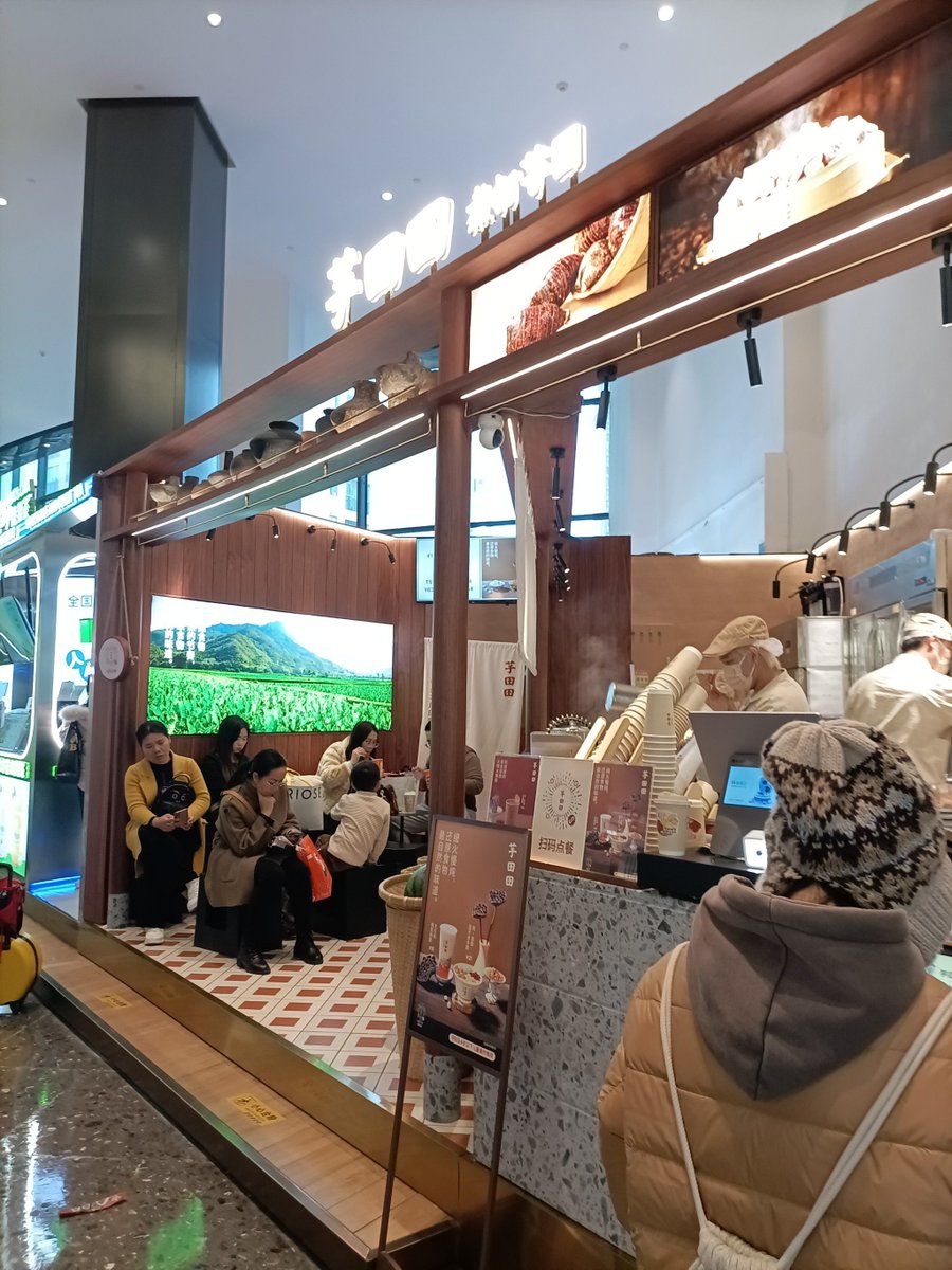 KayleeRizooy4e's tweet photo. Just found the best cozy boba spot in downtown! The taro milk tea here is perfectly creamy, not too sweet, and the staff is so friendly—10/10 would bring my friends back tomorrow https://t.co/39MQCHGCHw