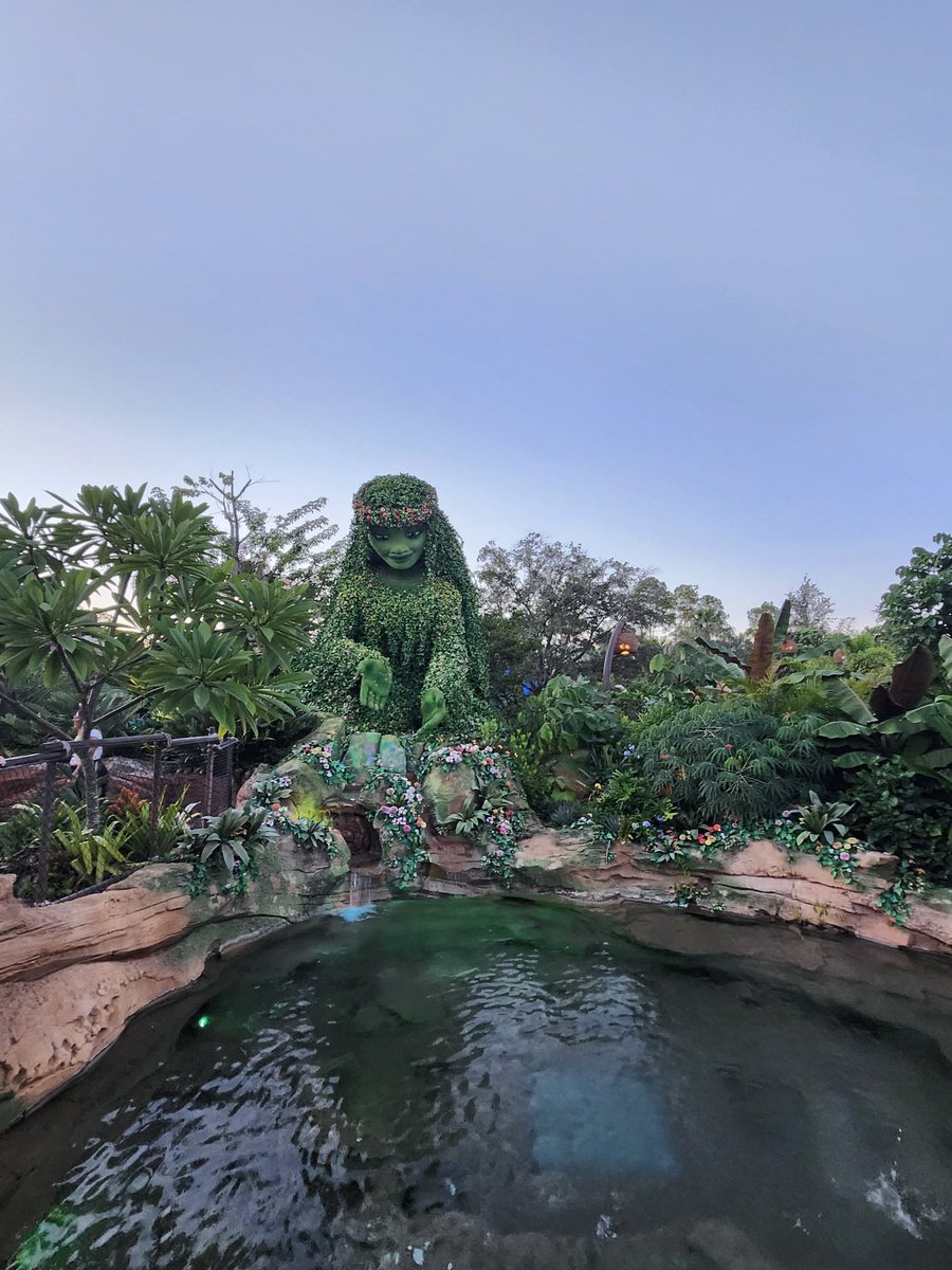 rankingthemouse's tweet photo. I will forever stand by that every theme park in the WORLD needs more elaborately themed walk-thrus. This is one of the best new attractions Disney has built in years &amp; I'm not hearing otherwise. No LLs, no queue, no downtime, no pretensions. Just simplicity &amp; beauty &amp; relaxation https://t.co/T3IgBJNDrh