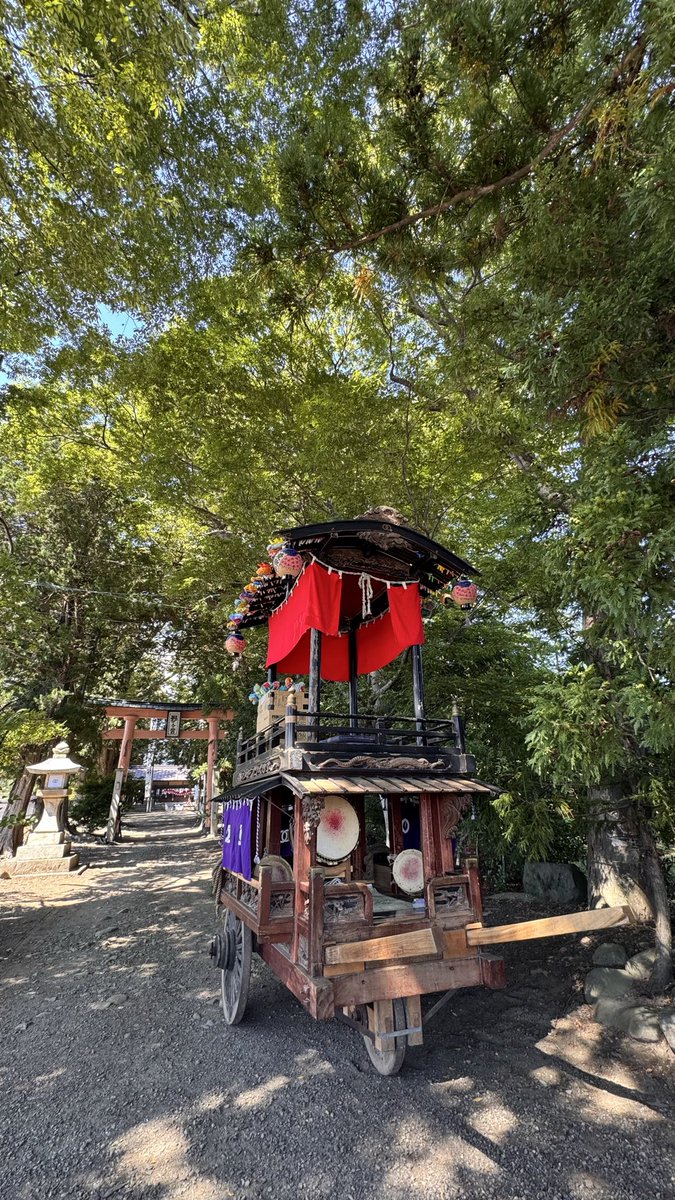 LqDml's tweet photo. 令和8年9月24日
長野県松本市梓川北大妻
野々宮神社例大祭！
舞台が野々宮神社へ宮入し、境内を曳行し拝殿前で奉納！そして回転練りの様子です。
松本深志舞台の原型を今に伝える、歴史ある貴重な舞台の宮入・曳行を見ることができました。😀
＃舞台 ＃屋台 https://t.co/Yt9XiQS71D