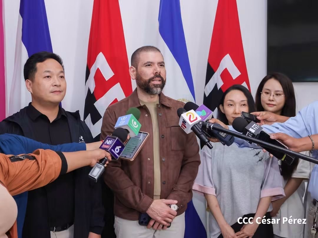 PrensaPopulr's tweet photo. 🇨🇳🇳🇮 La cultura y las tradiciones de #Hunan llegan a Nicaragua con una delegación artística de la República Popular #China, recibida en Managua por el compañero Laureano Ortega Murillo, asesor de la Presidencia de la República. https://t.co/9VJDmDSLZ7