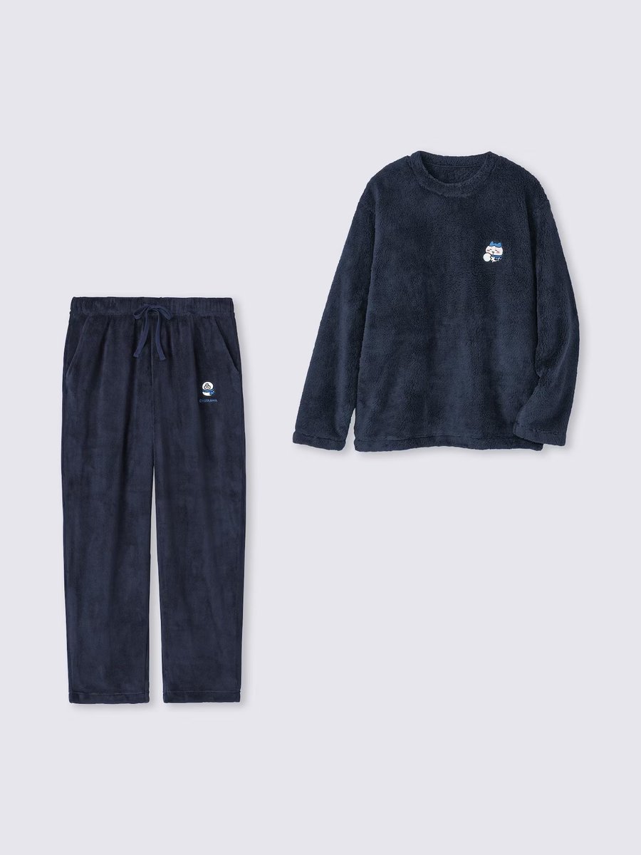 fullress's tweet photo. ちいかわ x GU 2026年 秋冬コラボコレクションが2026年 11/20 & 11/27 発売 (ジーユー)
https://t.co/6khXUrIpoX

・「マシュマロフィールラウンジセット(長袖)」
トップスは雪だるまを作るキャラクター、ボトムスにはちいかわたちが作ったオデ雪だるまを刺繍したデザイン。
熱を外に逃がしにくい保温機能付きなので、寒い時期も温かく着用可能。