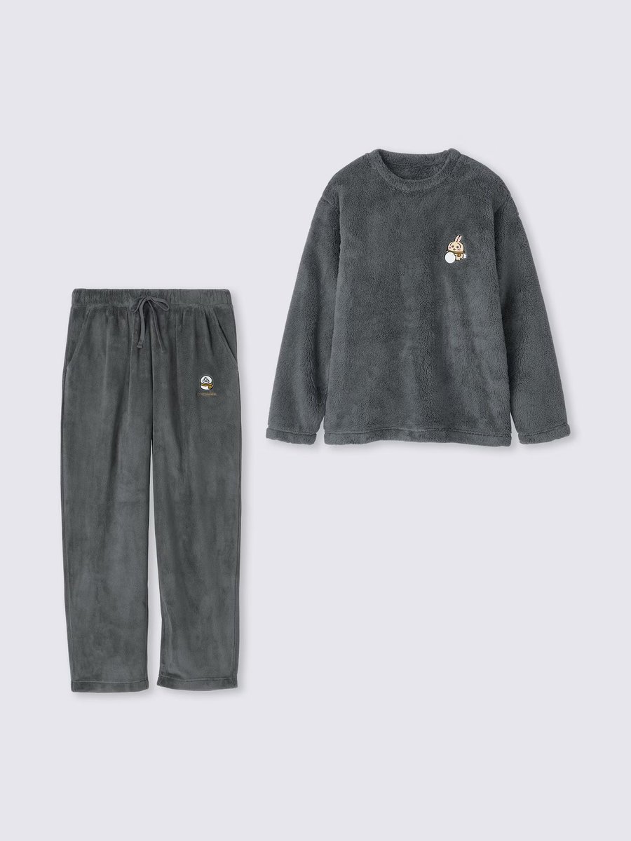 fullress's tweet photo. ちいかわ x GU 2026年 秋冬コラボコレクションが2026年 11/20 & 11/27 発売 (ジーユー)
https://t.co/6khXUrIpoX

・「マシュマロフィールラウンジセット(長袖)」
トップスは雪だるまを作るキャラクター、ボトムスにはちいかわたちが作ったオデ雪だるまを刺繍したデザイン。
熱を外に逃がしにくい保温機能付きなので、寒い時期も温かく着用可能。