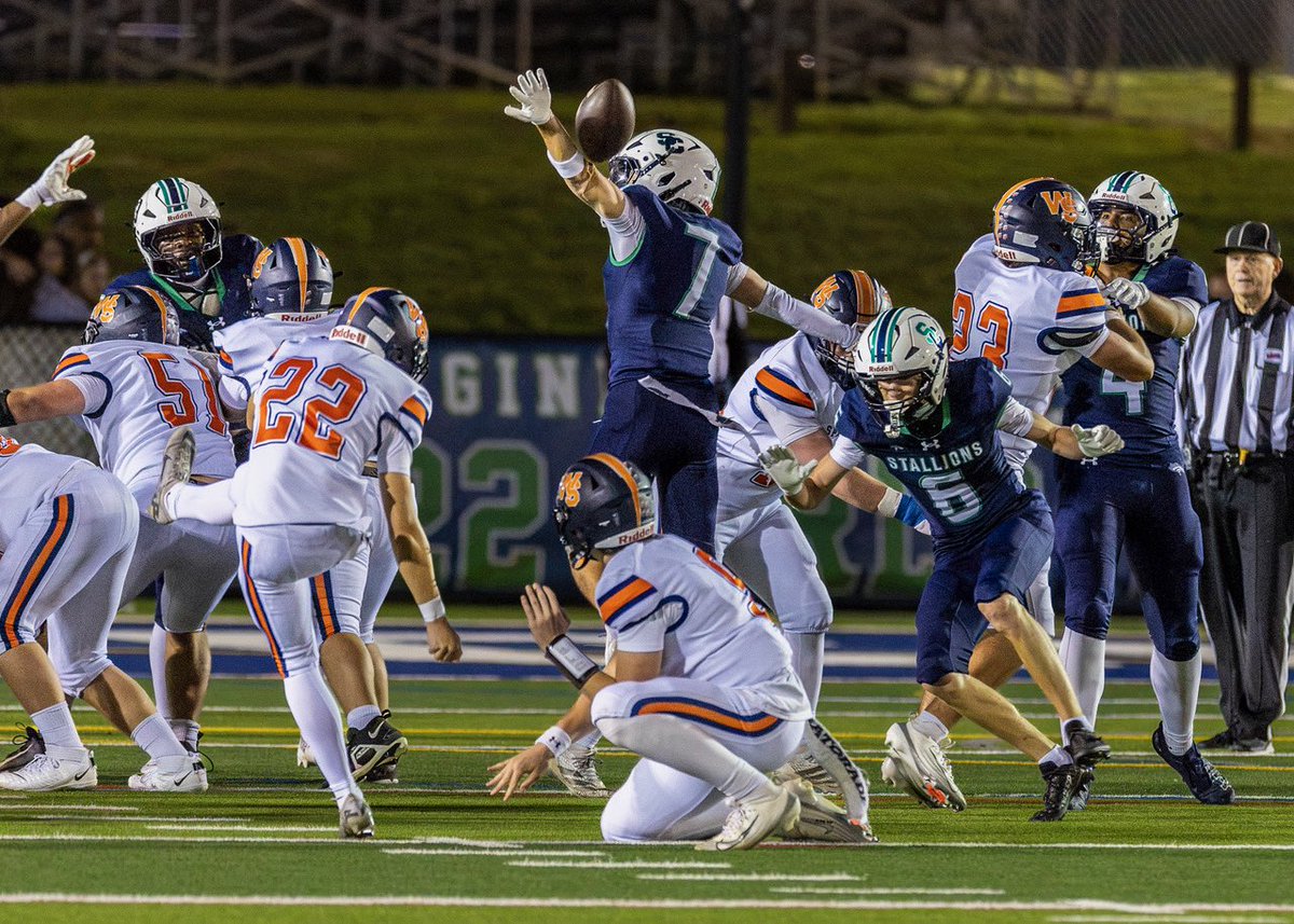 RPO_Media's tweet photo. Five lead changes. Then CJ Cameron, who recovered West Springfield's first fumble, blocked their last field goal.

South County 31, West Springfield 21.

✍️ @TrellAliii · 📸 Tony Baker

@CjCameron09 @DylanMille0910 @SoCoFootball @football_wshs

https://t.co/hH0LWW35JY https://t.co/foVFjPZSVk