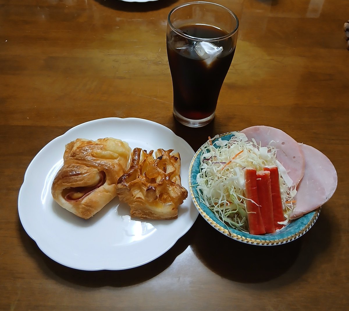 hidechan0068's tweet photo. おはようございます☔
こちらは今朝も寒い朝を迎えています
今朝はハムチーズデニッシュとアップルパイをいただきました
寒いけどやはりホットコーヒーよりアイスコーヒーなんです

新しい週が始まりましたね
皆さん新しい週、本日と宜しくお願いします
良い1日をお過ごしください https://t.co/uXbNq6Bygg