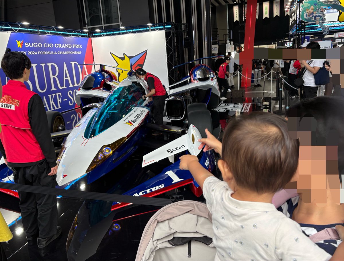 ganma195's tweet photo. メガホビexpo2026
ゼニスアスラーダ、まさかの1.6倍サイズで迫力と存在感に圧倒されました！
カラーリングも素晴らしい👍
試乗はハズレたけどめっちゃ楽しめました
乗れた人おめでとう🎉
これだけ盛り上げて新作6分は…
ガンダムUCは��ァンの力で90分増えたからCFも何とか60分で❗️
#ゼニスアスラーダ https://t.co/lQOjjaUVgZ