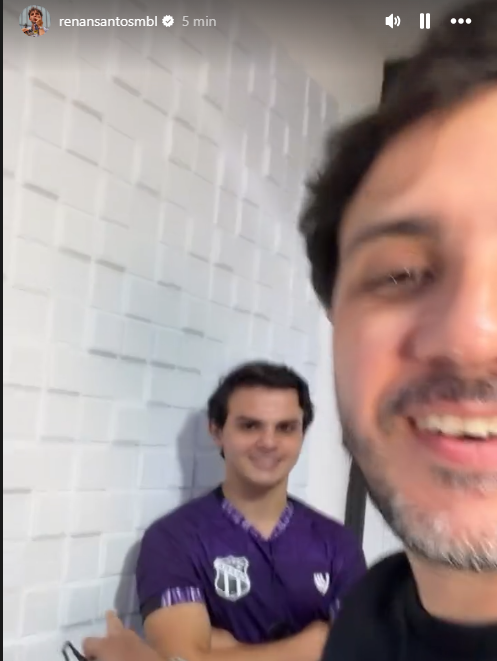 LucasTPizzutti's tweet photo. Pedrinho vive!

> Bolsonarista vai no evento para agredir apoiador, mulher e criança
> Perde a luta
> Chora para um candidato ligado à PM
> Se lasca todo no chão
> Pedrinho solto e maioral https://t.co/ooFTkGF09r