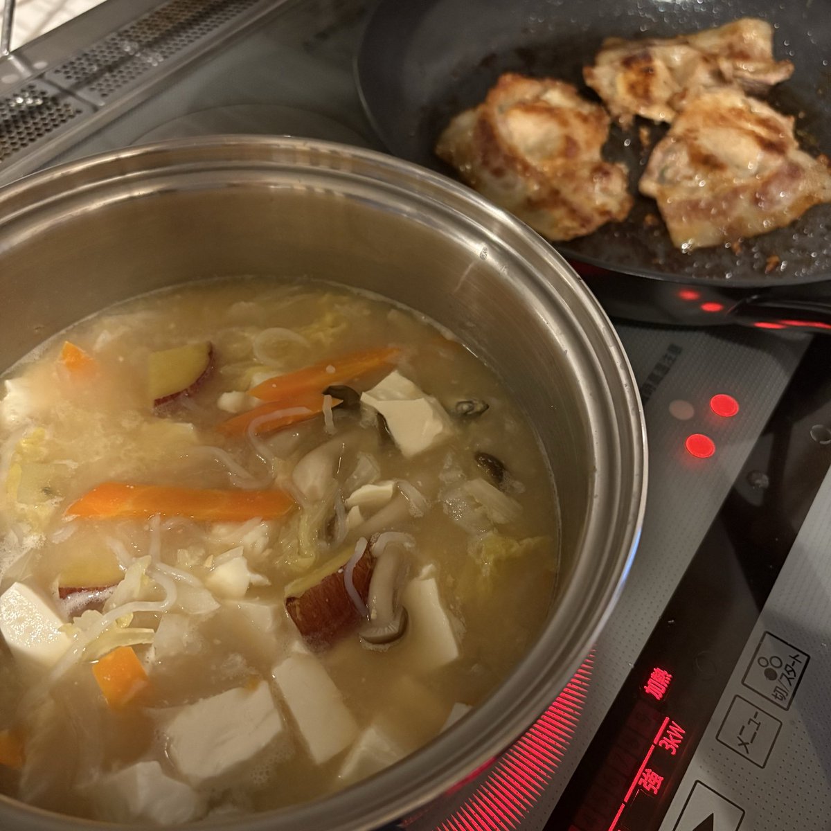 mamesuke5ma1's tweet photo. 高校生のお弁当
豚肉の味噌焼きがメインです✨
あと、朝の味噌汁
具材たっぷりです
 #お弁当  #高校生  #朝ごはん https://t.co/xpBNIB8I1u