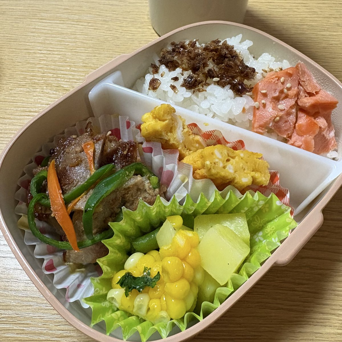 mamesuke5ma1's tweet photo. 高校生のお弁当
豚肉の味噌焼きがメインです✨
あと、朝の味噌汁
具材たっぷりです
 #お弁当  #高校生  #朝ごはん https://t.co/xpBNIB8I1u