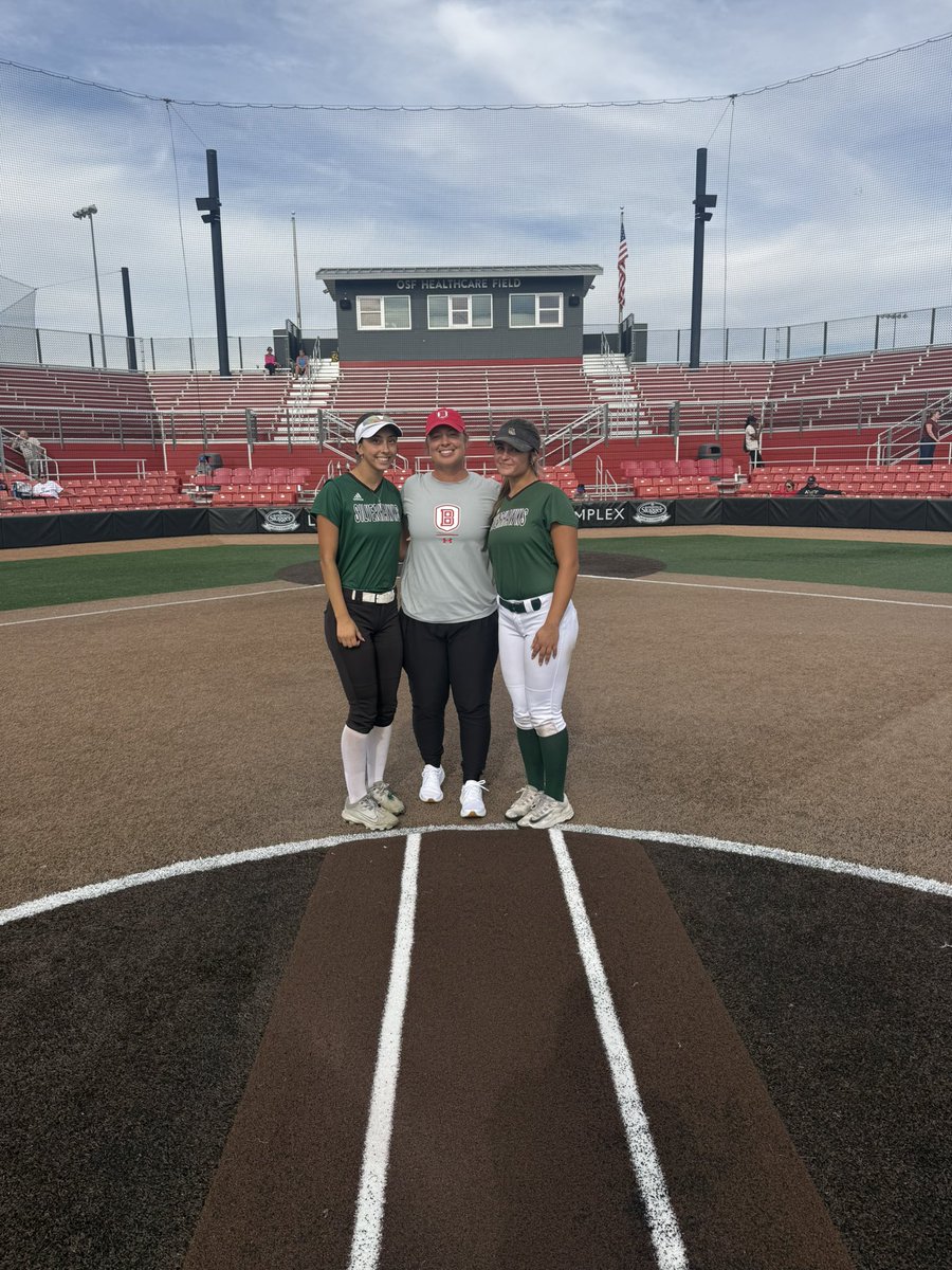 alyssaf2028's tweet photo. Thank you so much @BradleySoftball for a wonderful camp! I loved playing the live scrimmage and working in the outfield with @bensuchon !! Go Braves❤️
@Coach_LAnderson @EnosGass 

@SilverHawkSball @CoachSam322 @Coach_McNulty @CoachThijs https://t.co/ePCpaS1rjz