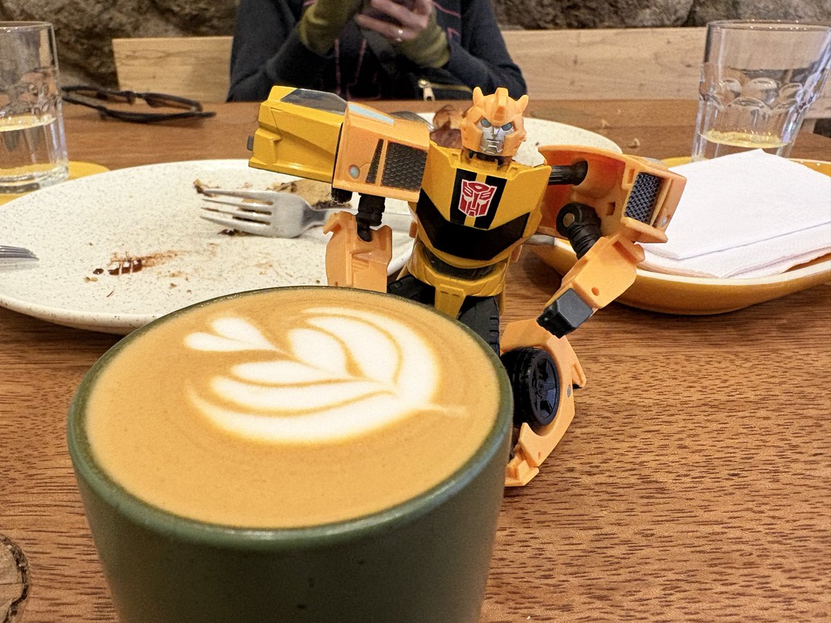 uorutasuu's tweet photo. More of bumblebee in Cusco https://t.co/iUXcEILrfs