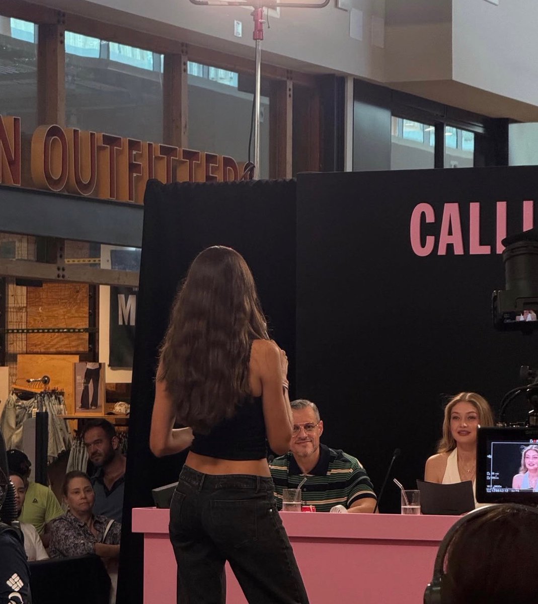 JuanAlcarazS_'s tweet photo. Una colombiana participa en Angels Among Us, la nueva docuserie de Victoria's Secret para encontrar el próximo “Ángel” de la marca.
Se llama Paloma Echavarría, tiene 27 años y es de Medellín.
Para este casting se presentaron más de 100.000 aspirantes.
Se estrenó hoy en YouTube. https://t.co/tlflJBmYlW
