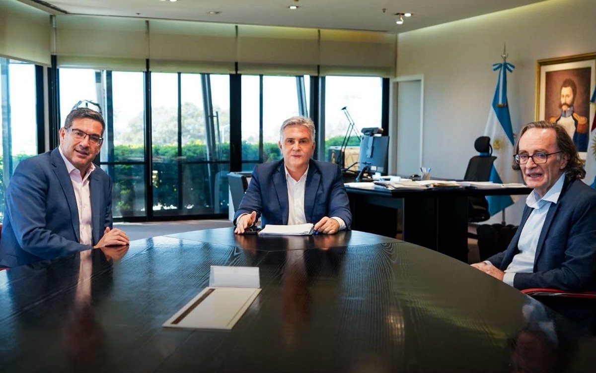 MartinLlaryora's tweet photo. Junto al presidente de @BancodeCordoba, Raúl Paolasso (@rjpaolasso), recibí a @GiordanoOsvaldo con motivo de su incorporación al directorio que conduce nuestro banco provincial.
Osvaldo es un profesional cordobés, un economista con amplia trayectoria en gestión pública y finanzas provinciales. Su vasta experiencia será un aporte importante para seguir fortaleciendo a #Bancor en esta etapa de transformación, modernización e innovación.
Queremos un banco cada vez más moderno y eficiente, que acompañe a las familias, al sector productivo y a quienes invierten y generan #empleo en nuestra provincia.
#HacerParaCrecer