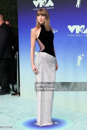 willnights1's tweet photo. she looks straight out of 2014 this is insane.. https://t.co/rXScP2HhbN