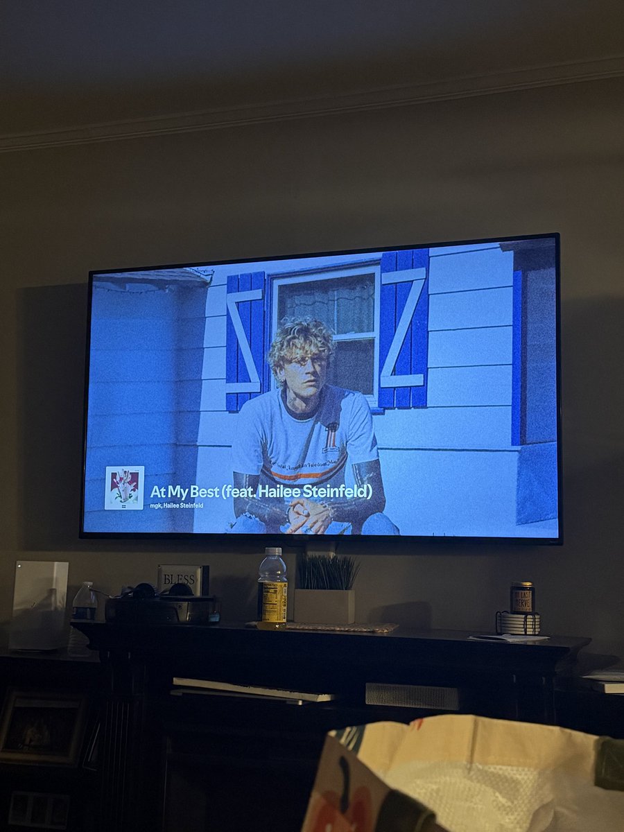ArjaMommy's tweet photo. @machinegunkelly Listening now actually.. https://t.co/16nKm3HGVS