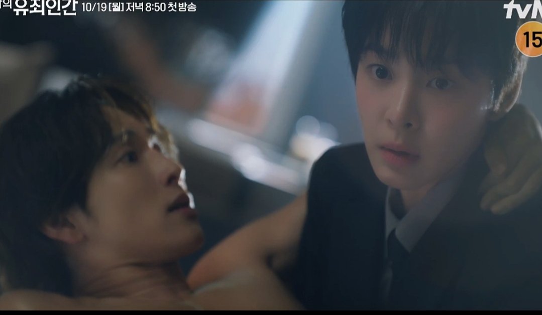 AboutYou_Swan's tweet photo. Wait... what scene is this lol! Why is Yoon Yi-joon suddenly shirtless like this?! 🫣

#yimsiwan #loveindisguise #임시완 #나의유죄인간 #seolinah #seorina #myguiltyhuman #siwan https://t.co/XVdZBrunKE