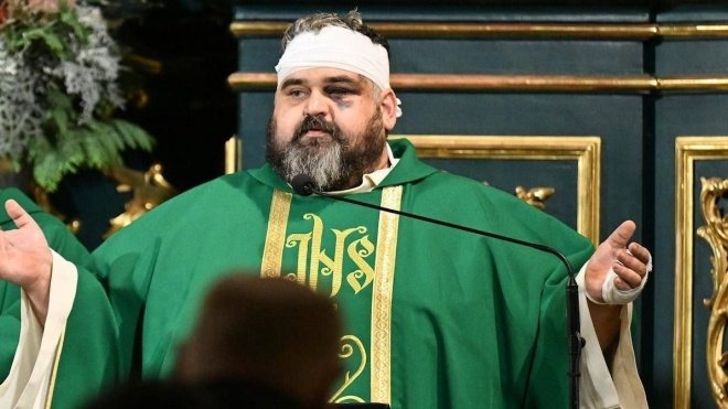 CatholicArena's tweet photo. One of the Polish priests stabbed by a Ukrainian earlier this week returned to Mass today 

Father Adrian Mantykiewicz has appealed for calm in the wake of the attack that left another priest dead 

'I would also like to ask you not to blame the nation from which the perpetrator comes'