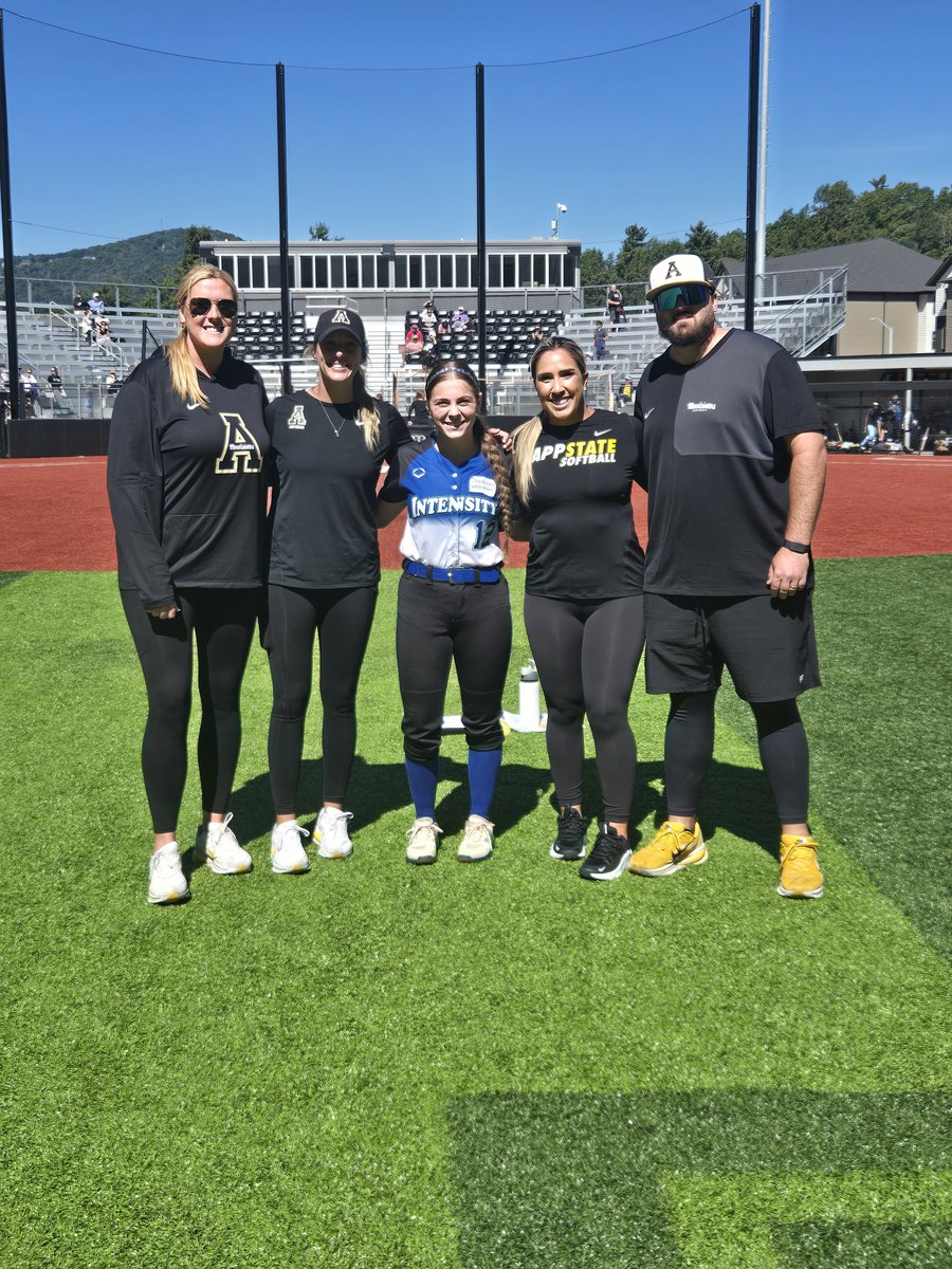 MadiWashburn28's tweet photo. I had an amazing time at App-State this weekend!  Super grateful for the opportunity to work with these amazing coaches and players! Thank you to the App State Coaches for such a wonderful camp! 💛⛰️🥎🍂
#Catcher #Utility #AppState https://t.co/wpMkV95lzj