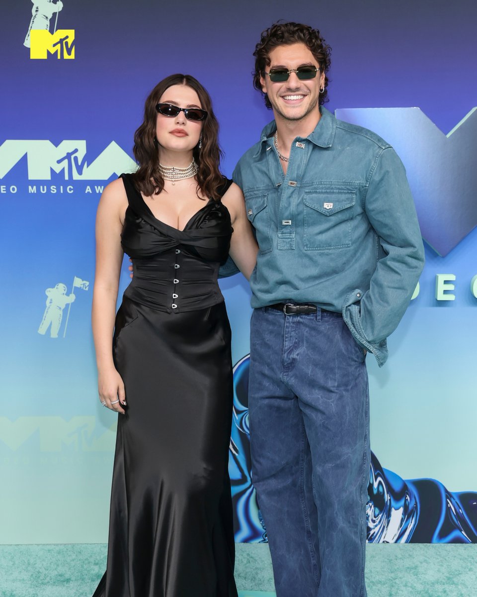MTVLA's tweet photo. Mi bi-panic cuando veo a @ellabright y @belmontcameli 📈📈📈📈📈 #VMAs https://t.co/obBZTq6Kkh