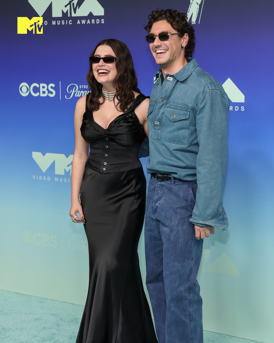 MTVLA's tweet photo. Mi bi-panic cuando veo a @ellabright y @belmontcameli 📈📈📈📈📈 #VMAs https://t.co/obBZTq6Kkh