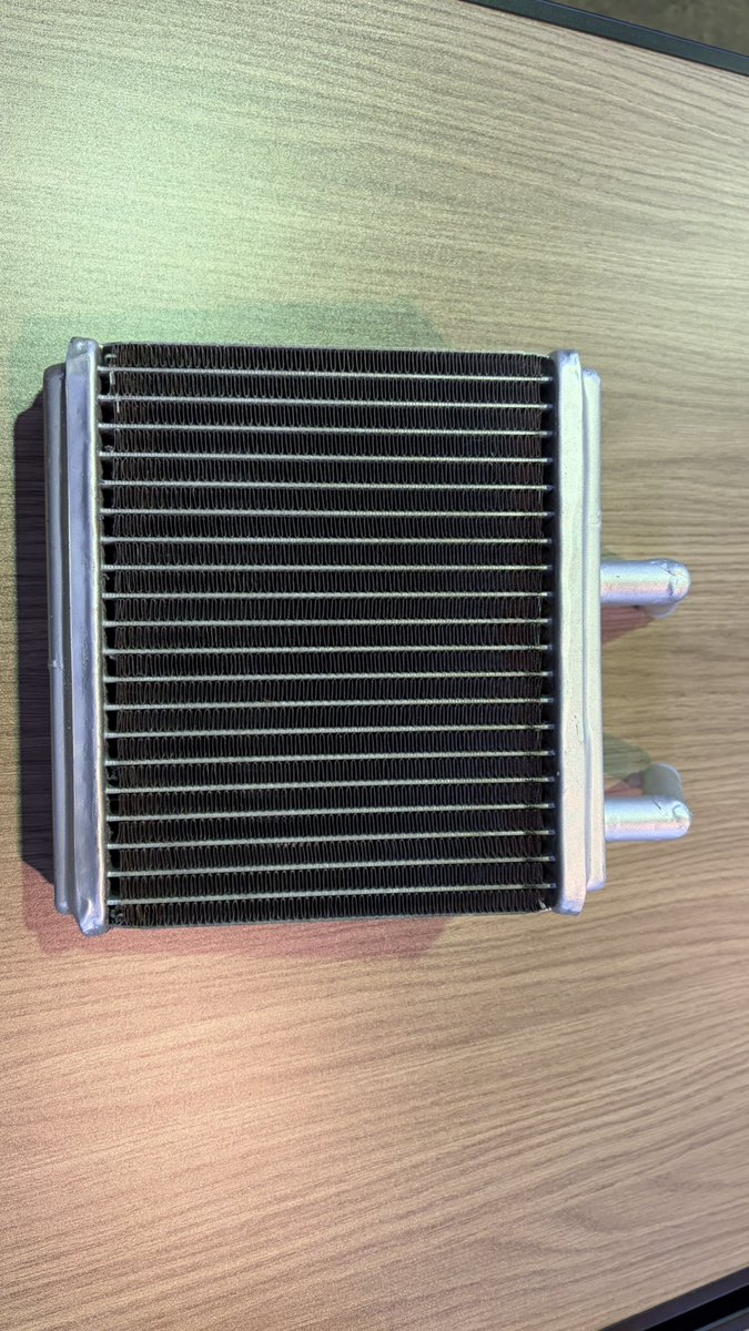 statzm_official's tweet photo. スタッズエムオリジナル商品

BNR32用ヒーターコア（パイプ一体型）
80,000円（税別）送料別途
（他、R32系スカイライン、C33ローレル、A31セフィーロ、U12ブルーバード、M11プレーリーなどが適合します）

日産純正は製造廃止で入手不可です。

真鍮製です。バルブ機構は無しのタイプになりますので、車両側のバルブ機構のロッドは外して使用ください。

パイプの割れやヒーターコア内の詰まりなどでお困りの方、ぜひご検討ください。（パイプのみの販売も可能です。パイプのみは別商品となります。）

初期ロットは残り1個のみです。無くなり次第、次ロット待ちとなります。

よろしくお願いいたします。

#BNR32 #スカイライン #ヒーターコア