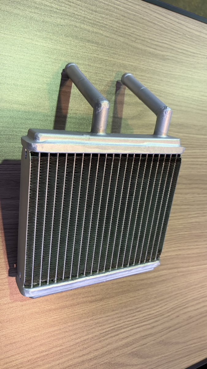 statzm_official's tweet photo. スタッズエムオリジナル商品

BNR32用ヒーターコア（パイプ一体型）
80,000円（税別）送料別途
（他、R32系スカイライン、C33ローレル、A31セフィーロ、U12ブルーバード、M11プレーリーなどが適合します）

日産純正は製造廃止で入手不可です。

真鍮製です。バルブ機構は無しのタイプになりますので、車両側のバルブ機構のロッドは外して使用ください。

パイプの割れやヒーターコア内の詰まりなどでお困りの方、ぜひご検討ください。（パイプのみの販売も可能です。パイプのみは別商品となります。）

初期ロットは残り1個のみです。無くなり次第、次ロット待ちとなります。

よろしくお願いいたします。

#BNR32 #スカイライン #ヒーターコア