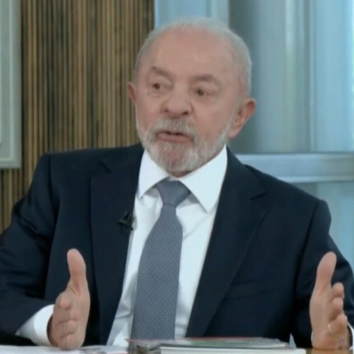 JFreiress_'s tweet photo. Lula acabou com a narrativa de Oinegue em entrevista ao Canal Livre.

​Oinegue: "A gente viu no governo anterior fazer mega obra.

Lula: "Qual obra? Diga uma obra feita pelo governo anterior."

Oinegue: "Eu tô falando do passado."

​Oinegue tentou dar a entender que o governo Bolsonaro realizou grandes obras, mas logo foi desmentindo pelo Lula, que lembrou que no governo do Bolsonaro não entregou nenhuma obra. Que vergonha o Oinegue passou.
