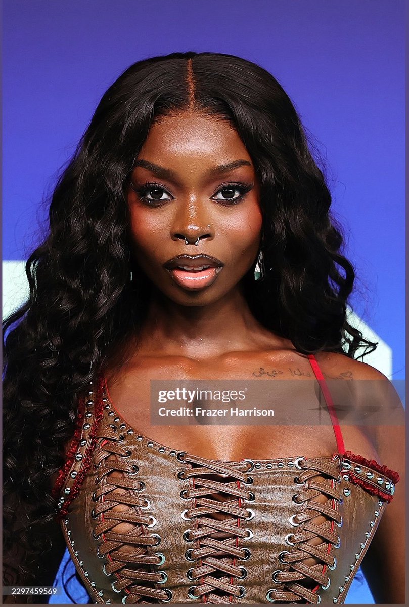 M_ttamara's tweet photo. Her face is being this tea on an unedited Getty image. Woah #VMA https://t.co/evAtPHsNqO