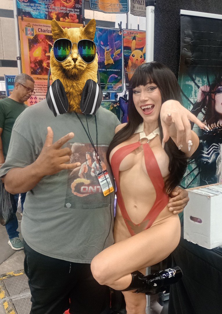 amillanelli's tweet photo. I took a photo with Rachie the model for Vampirella at the fan expo #fanexpo #vampirella #cosplay https://t.co/IhVvTUMASw