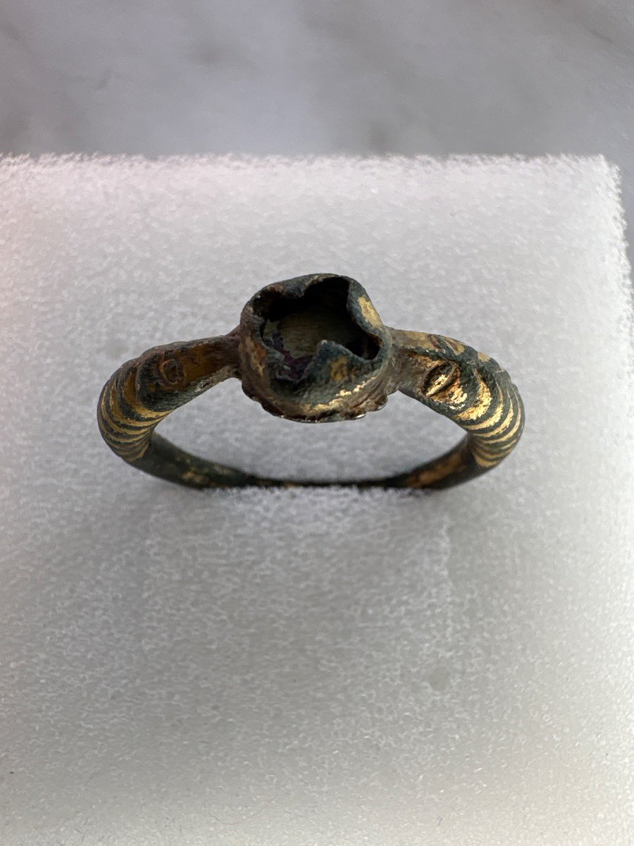 Sagnamadr's tweet photo. A potential parallel to my Odinic wolf ring from Thetford; this Iron Age bronze ring was found in Jammerbugt, Denmark, with a similar design, the fur parted down the middle. The two wolves would’ve held a stone between them. Thought to be 4-8th Century. ᚨ https://t.co/IezAzWD0si