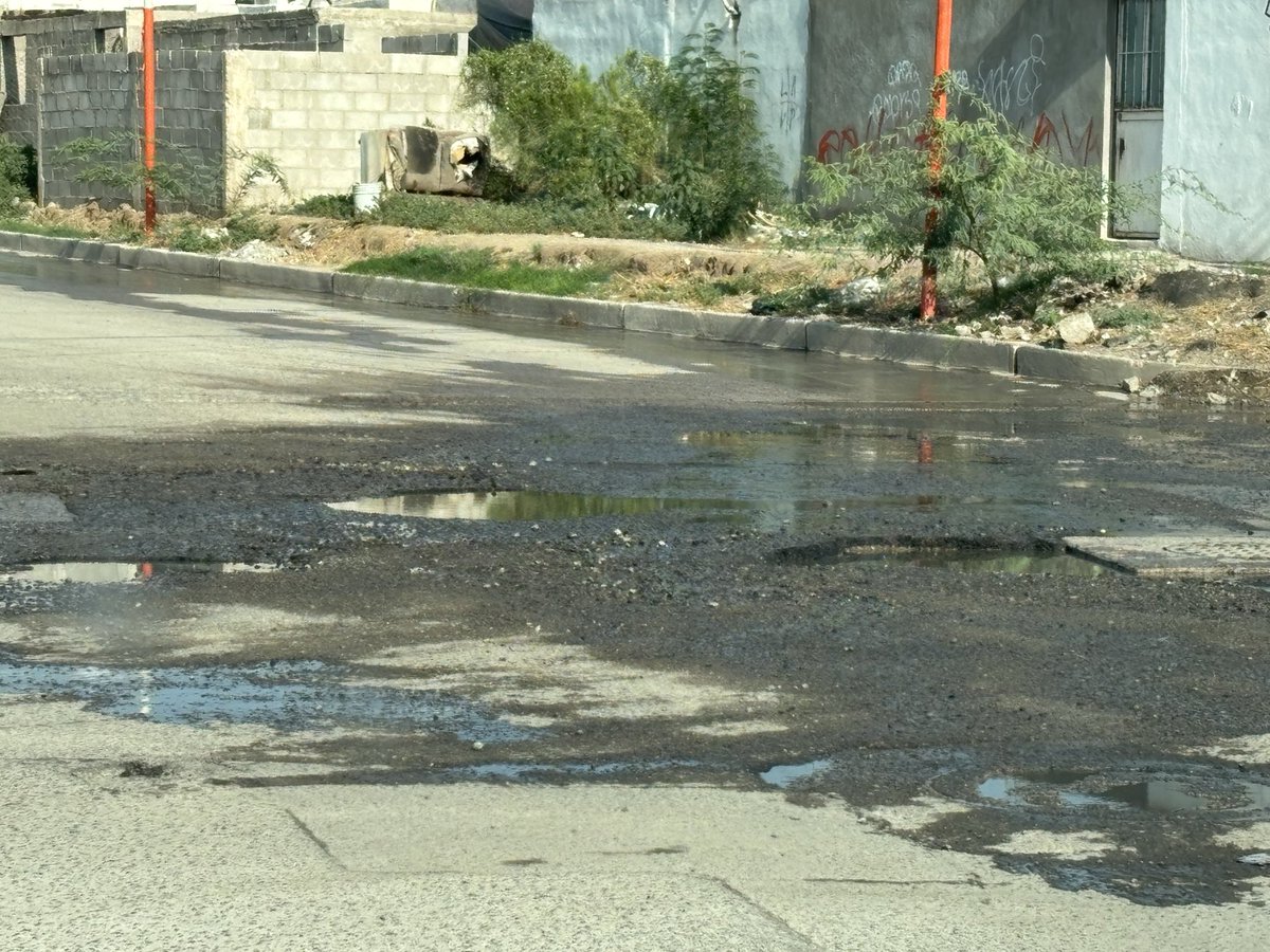 RobertoCruzSC's tweet photo. Buena tarde @tonoastiazaran @HermosilloGob @DGDI_Hmo @aguahermosillo para REPORTAR baches causados por una fuga aguas arriba en Blvd. Luz Valencia y calle Francisco I. Madero, Col. La Caridad. 🙏🏼 https://t.co/e7egHHYmW4
