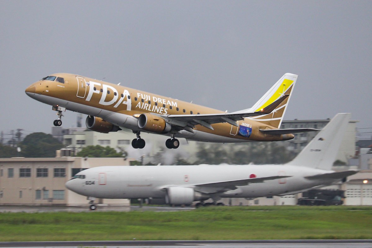 TWILIGHT0241's tweet photo. FDA Embraer E175STD JA09FJ ゴールド✨⁡
⁡⁡
⁡KC767と一緒に離陸を撮影📸⁡⁡
⁡⁡
⁡2026,9.25 NKM/RJNA https://t.co/P5j5l0oael