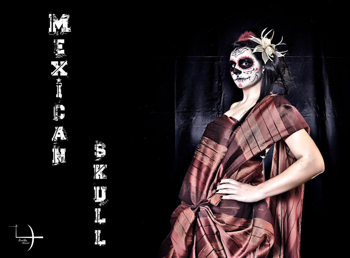 LucasSoar3s's tweet photo. Cuentan las leyendas del viejo México... Que cuando el viento de otoño susurra entre los campos, una dama elegante emerge de las sombras. No busca asustar a los vivos; es la guardiana del Mictlán, aquella que vigila el puente de almas. Dicen los https://t.co/gvqiDudaOz