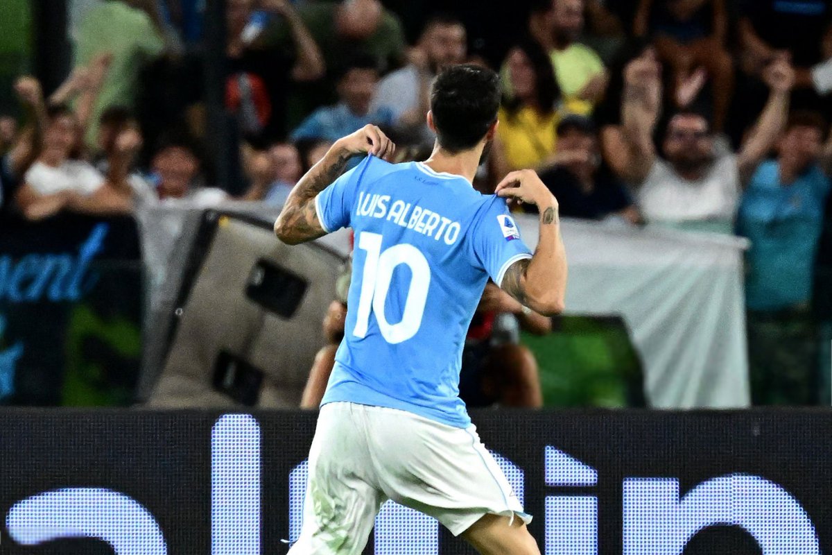 BrigataLazio's tweet photo. Tanti auguri, Mago. 🎩🦅

Che amarezza non averti visto chiudere la carriera con la Lazio, come avresti meritato. 
Oggi serviresti come il pane. https://t.co/Ge4ZuitOKK