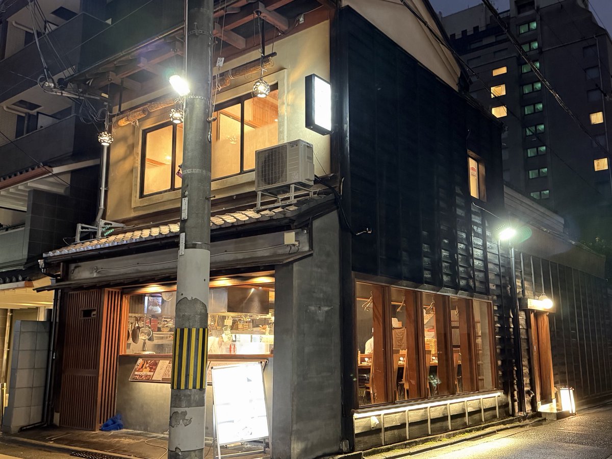 kyoto_1banchi's tweet photo. 【編集部の京都飲み】

今日は四条烏丸の「鮨処 すさび湯」へ。

古民家を生かした店内で、まずは八寸盛り合わせと和牛ミスジ刺しをつまみながら一杯。

もちろんお寿司も。いろいろいただきましたが、芽ねぎがあると個人的にちょっとテンションが上がります。

この日は雨。窓の向こう、中庭の木々に雨が落ちる様子を眺めながら、ゆっくりいただきました。

京都らしい雰囲気で飲みたい日に。四条駅からすぐなのもうれしいところです。

#京都飲み  #四条烏丸