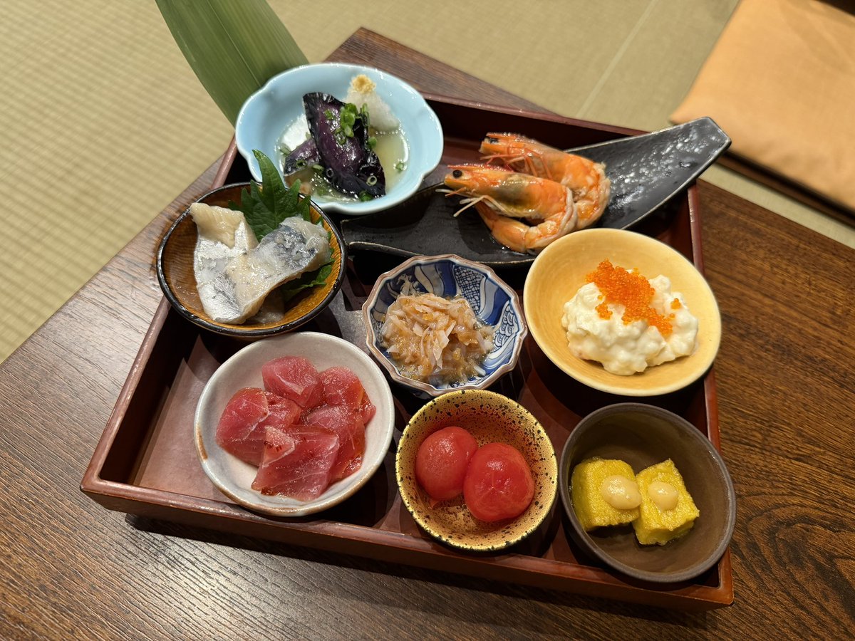 kyoto_1banchi's tweet photo. 【編集部の京都飲み】

今日は四条烏丸の「鮨処 すさび湯」へ。

古民家を生かした店内で、まずは八寸盛り合わせと和牛ミスジ刺しをつまみながら一杯。

もちろんお寿司も。いろいろいただきましたが、芽ねぎがあると個人的にちょっとテンションが上がります。

この日は雨。窓の向こう、中庭の木々に雨が落ちる様子を眺めながら、ゆっくりいただきました。

京都らしい雰囲気で飲みたい日に。四条駅からすぐなのもうれしいところです。

#京都飲み  #四条烏丸