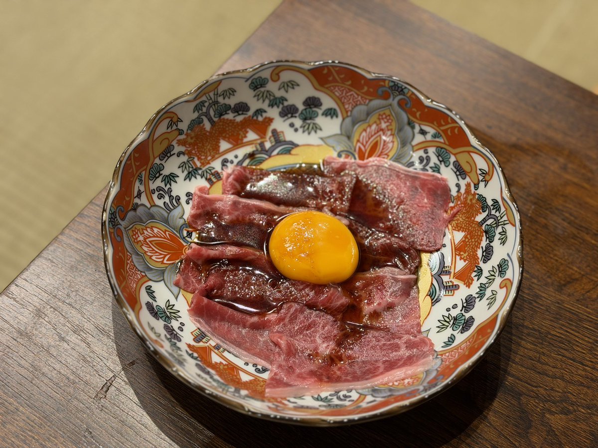 kyoto_1banchi's tweet photo. 【編集部の京都飲み】

今日は四条烏丸の「鮨処 すさび湯」へ。

古民家を生かした店内で、まずは八寸盛り合わせと和牛ミスジ刺しをつまみながら一杯。

もちろんお寿司も。いろいろいただきましたが、芽ねぎがあると個人的にちょっとテンションが上がります。

この日は雨。窓の向こう、中庭の木々に雨が落ちる様子を眺めながら、ゆっくりいただきました。

京都らしい雰囲気で飲みたい日に。四条駅からすぐなのもうれしいところです。

#京都飲み  #四条烏丸
