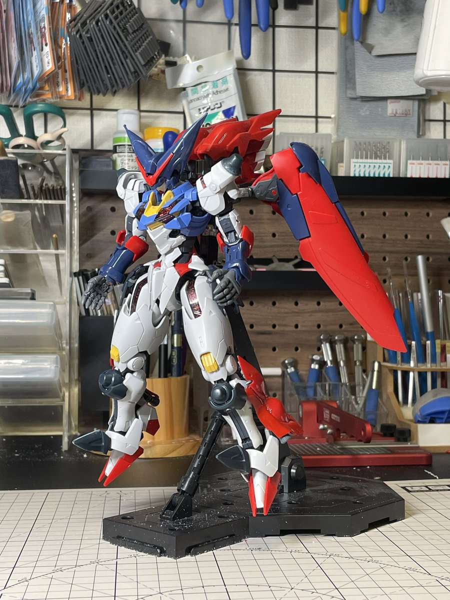 ___SIRANUI___'s tweet photo. トモコレまでマジでもう時間がない💦

製作するのクシャトリヤ、ガンダムX、マスターガンダムのどれにするか🤔

・1番簡単なのはマスターガンダム。もう塗装作業に入れる状態
・話題性で考えるとクシャトリヤ。パーツ数多すぎてトモコレまでに完成するか怪しい
・ガンダムXならギリギリ完成しそう https://t.co/SFBJ31kCLg