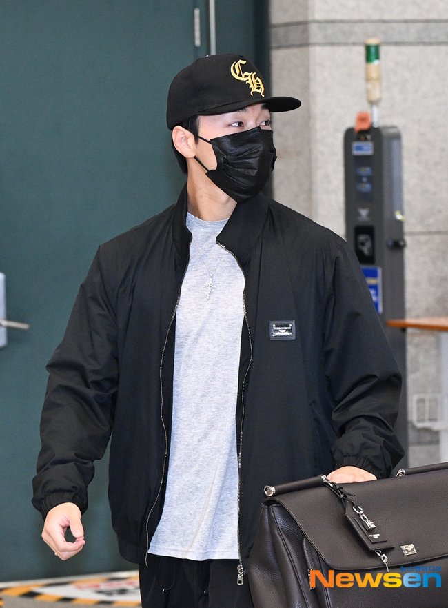 ATEEZUD's tweet photo. [📷] SAN safely back in Korea
.
#ATEEZ #에이티즈 #CHOISAN @ATEEZofficial https://t.co/HWf74bwH0B
